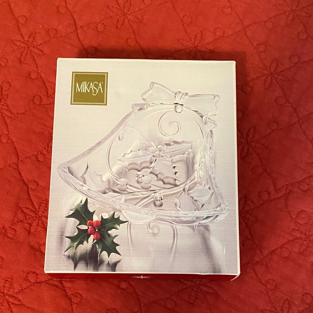 Mikasa Clear Crystal Bell with Holly Design